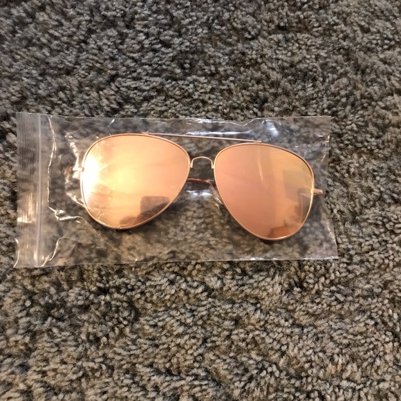 Rose Gold Aviator Sunglasses☀️ - Picture 3 of 6